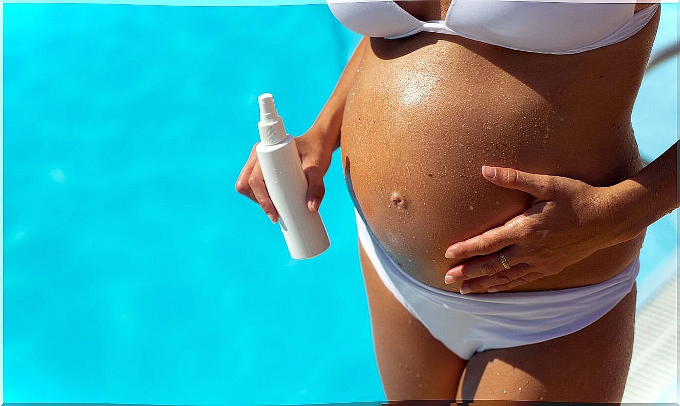 Pregnant woman in a swimming pool following beauty advice during pregnancy.