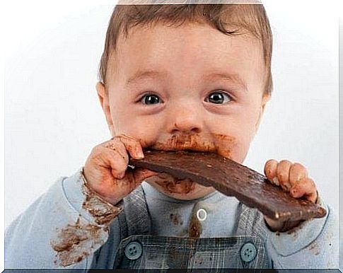 The child is ready to introduce new foods when he holds his head and no longer takes the food out of his mouth with his tongue.