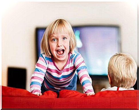 Children in front of a screen