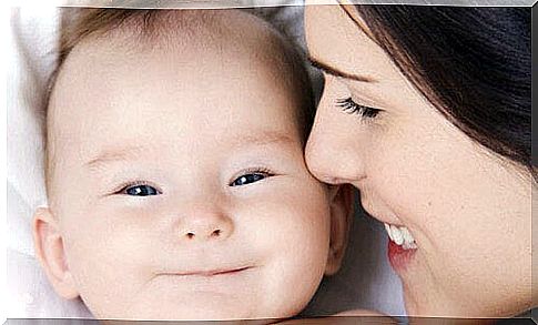 A baby with his mother who helps him build his first memories