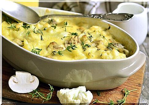 Potato and cauliflower gratin with cheese.