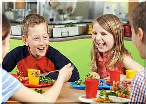 children eating in the school canteen