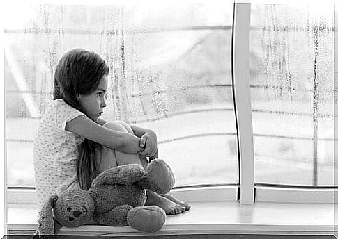 young girl facing the absence of parents