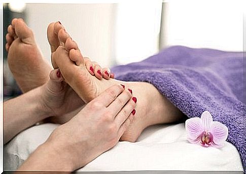 Giving gentle and regular massages avoids having swollen feet during pregnancy.