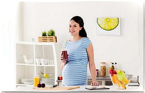 pregnant woman drinking fruit juice