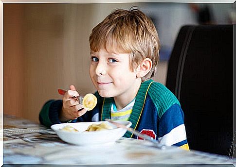 Many children do not get used to eating at school for various reasons.