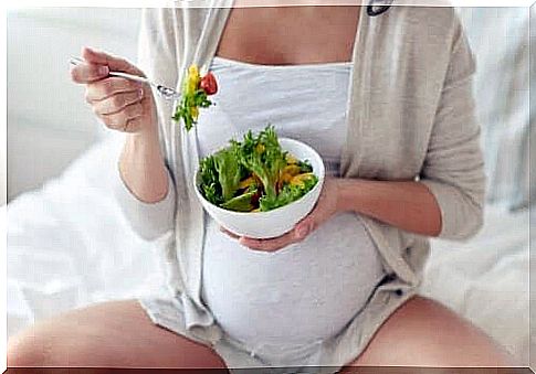 The risks of eating salads during pregnancy