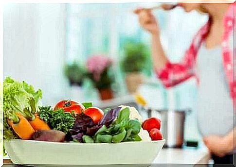 Pregnant woman eats salad containing vegetables