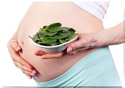 Pregnant woman eats salads