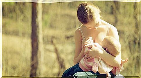 A mother breastfeeds her baby, which in particular helps to lose weight after pregnancy