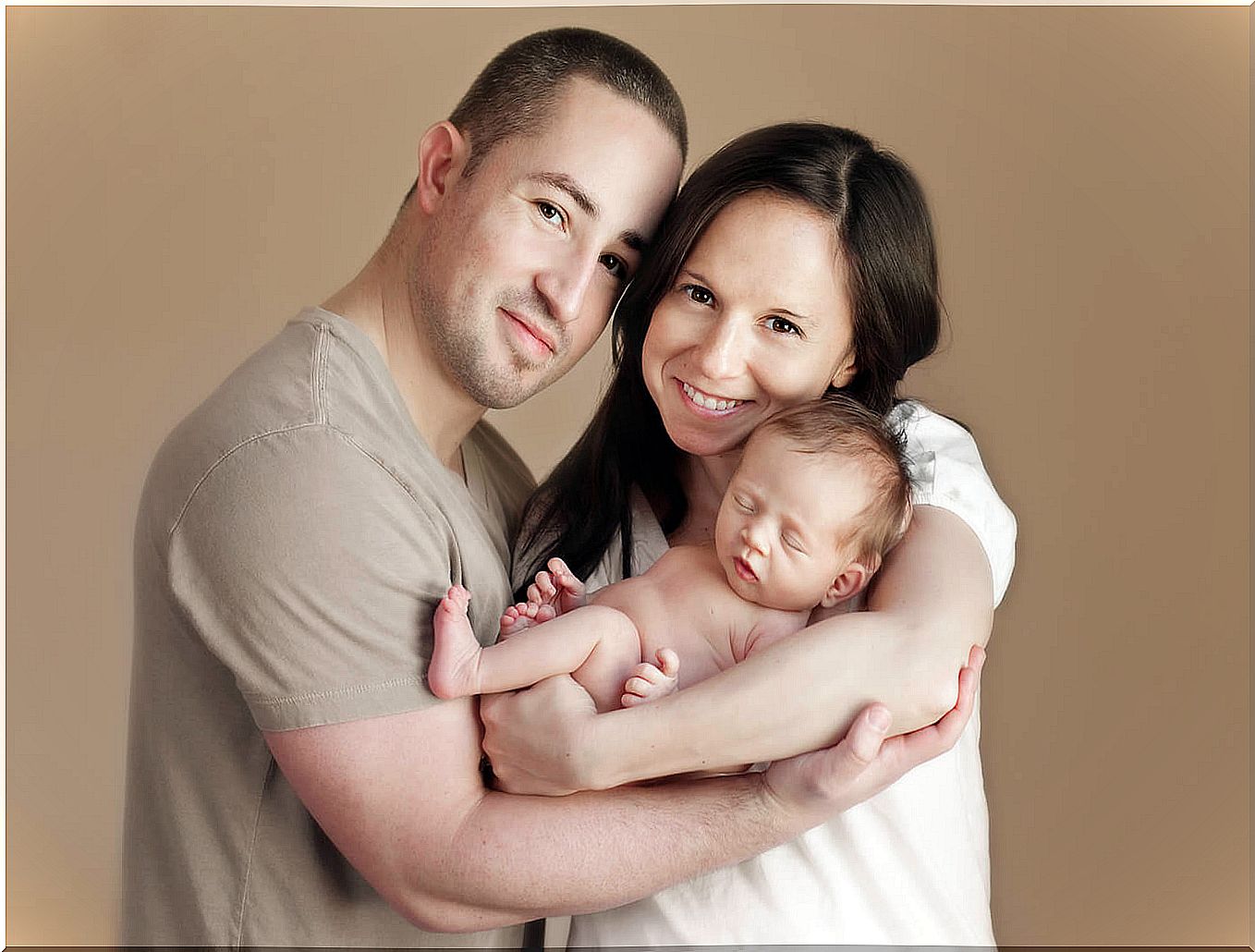 A newborn baby with his parents. 