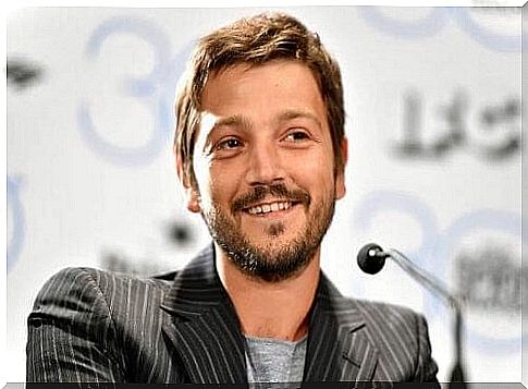 Diego Luna voices the short film "Your mother is a liar".